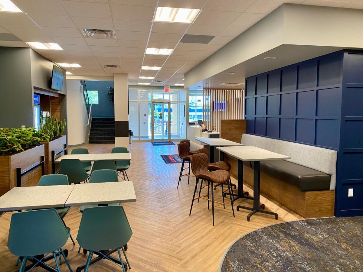 Howard Johnson By Wyndham Winnipeg West Exteriör bild