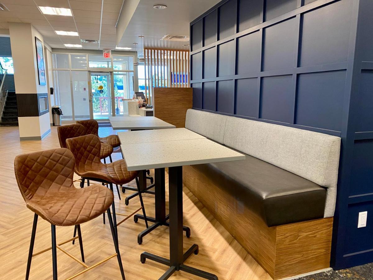 Howard Johnson By Wyndham Winnipeg West Exteriör bild