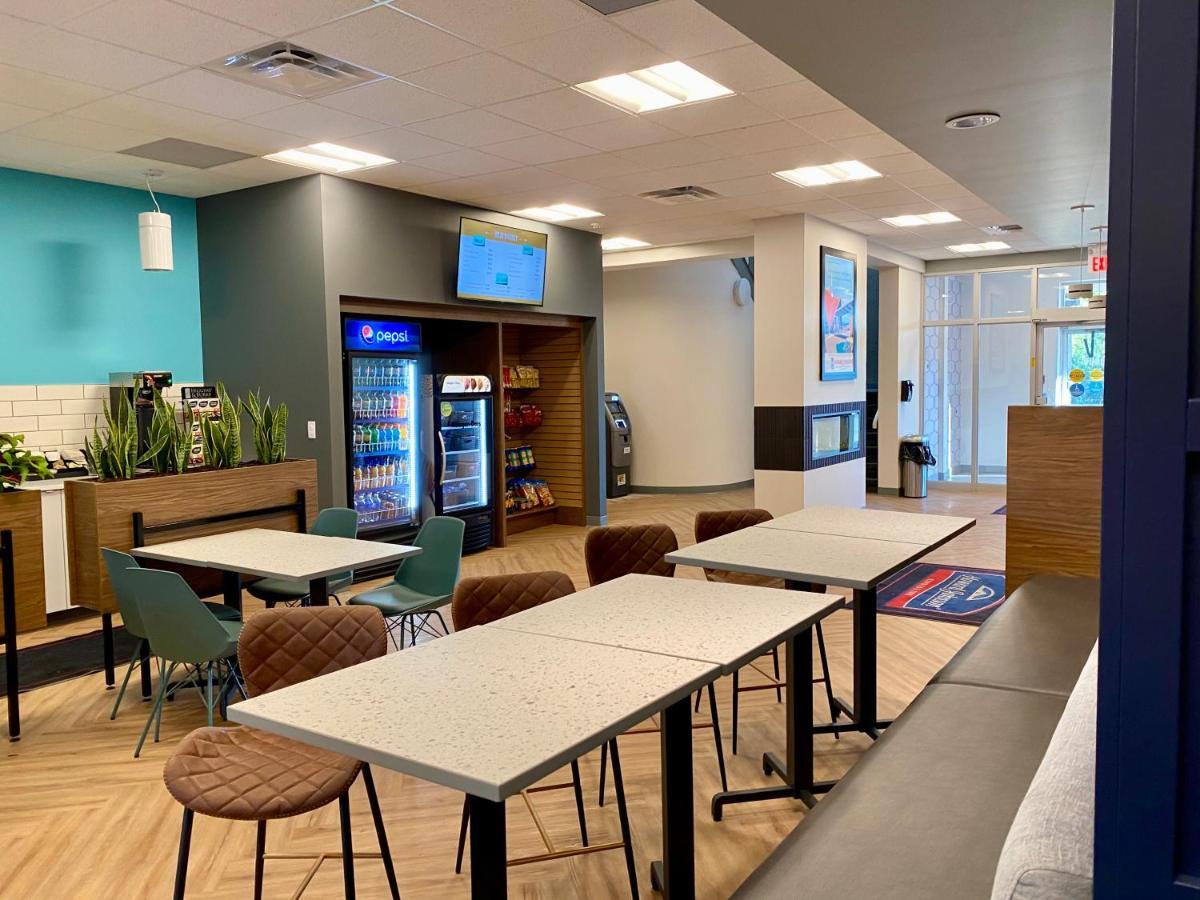 Howard Johnson By Wyndham Winnipeg West Exteriör bild