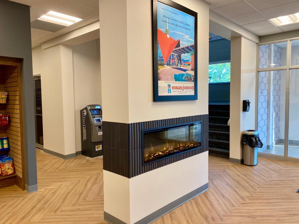 Howard Johnson By Wyndham Winnipeg West Exteriör bild
