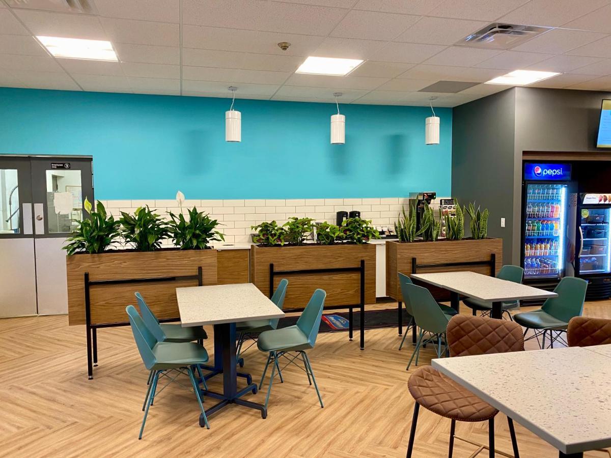 Howard Johnson By Wyndham Winnipeg West Exteriör bild
