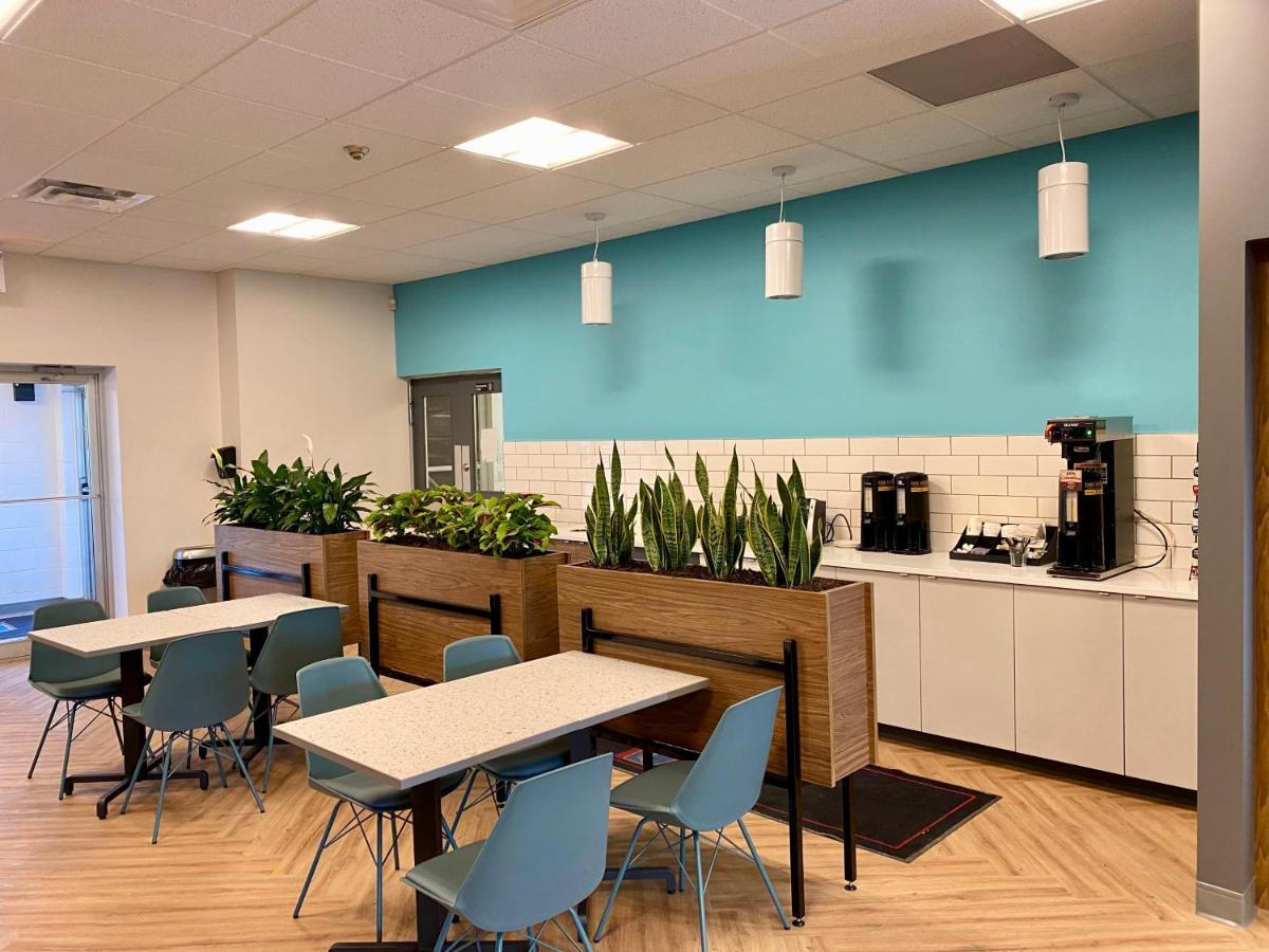 Howard Johnson By Wyndham Winnipeg West Exteriör bild