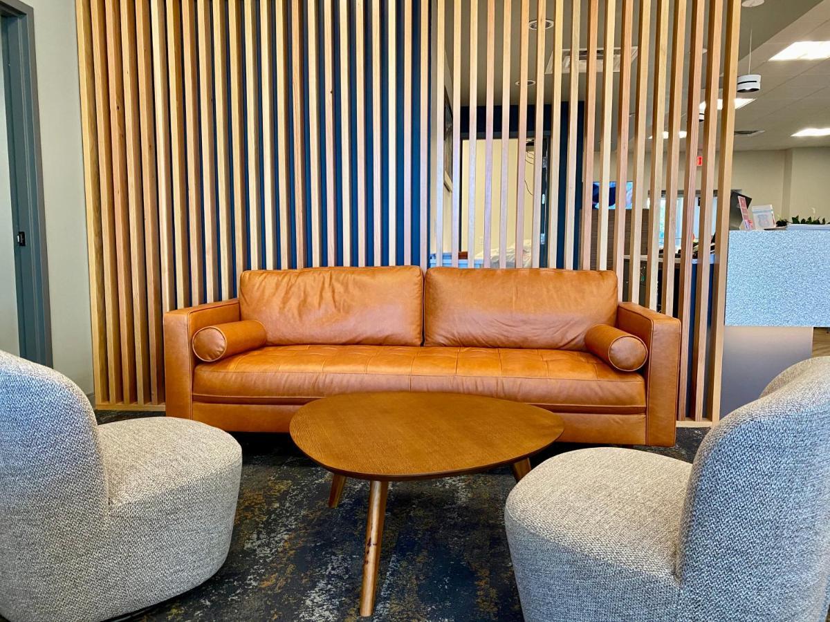 Howard Johnson By Wyndham Winnipeg West Exteriör bild