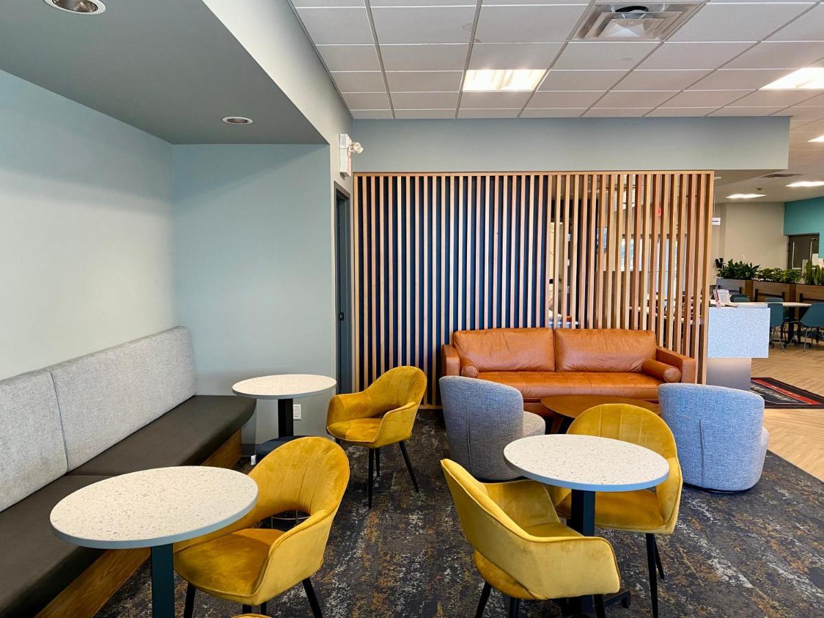 Howard Johnson By Wyndham Winnipeg West Exteriör bild