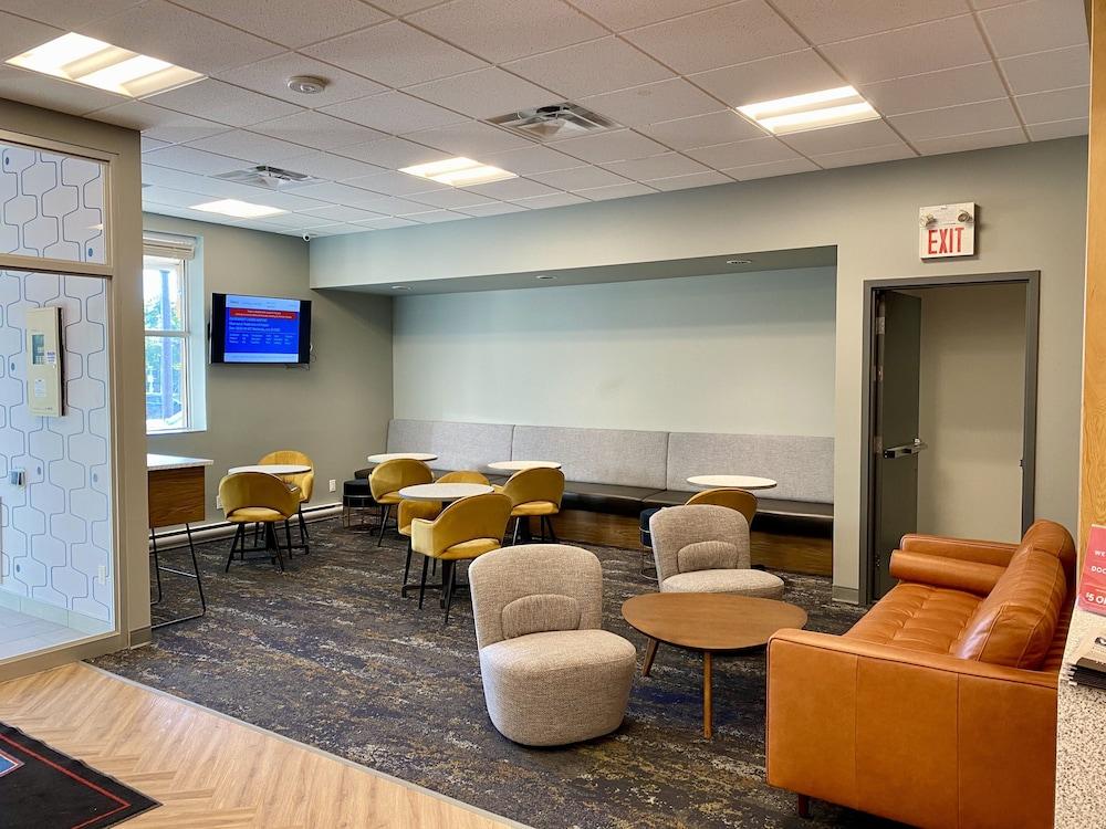 Howard Johnson By Wyndham Winnipeg West Exteriör bild