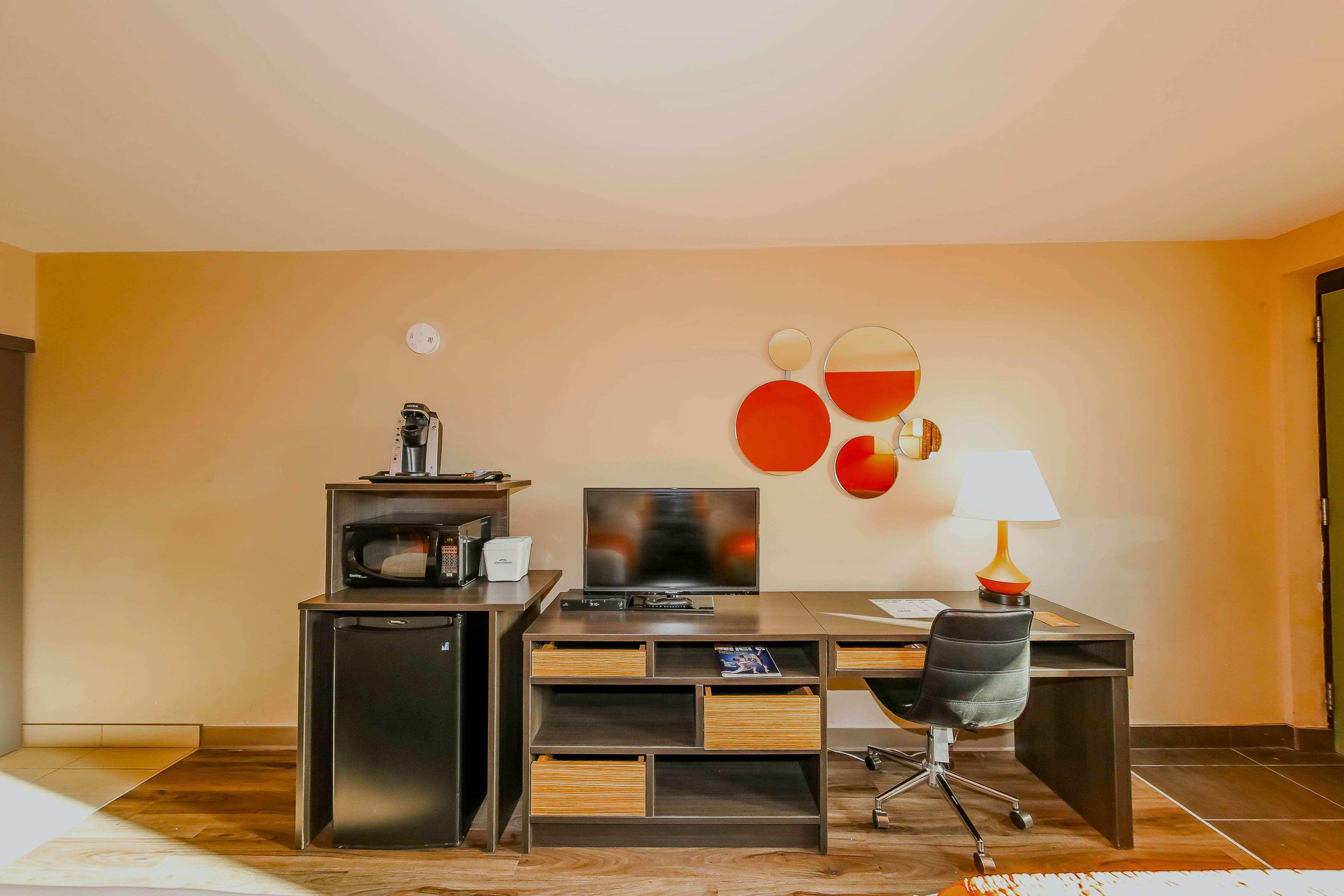 Howard Johnson By Wyndham Winnipeg West Exteriör bild