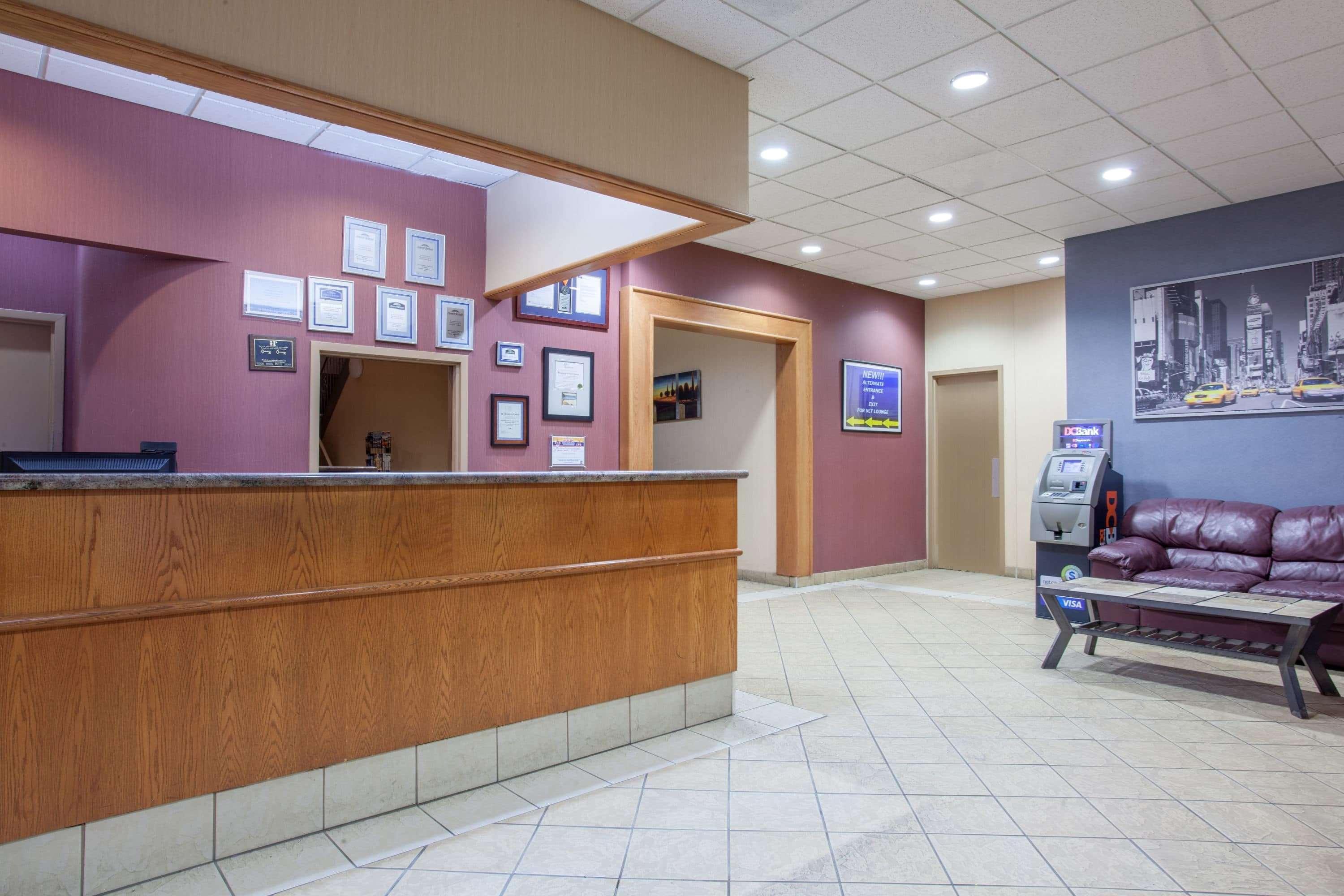Howard Johnson By Wyndham Winnipeg West Exteriör bild