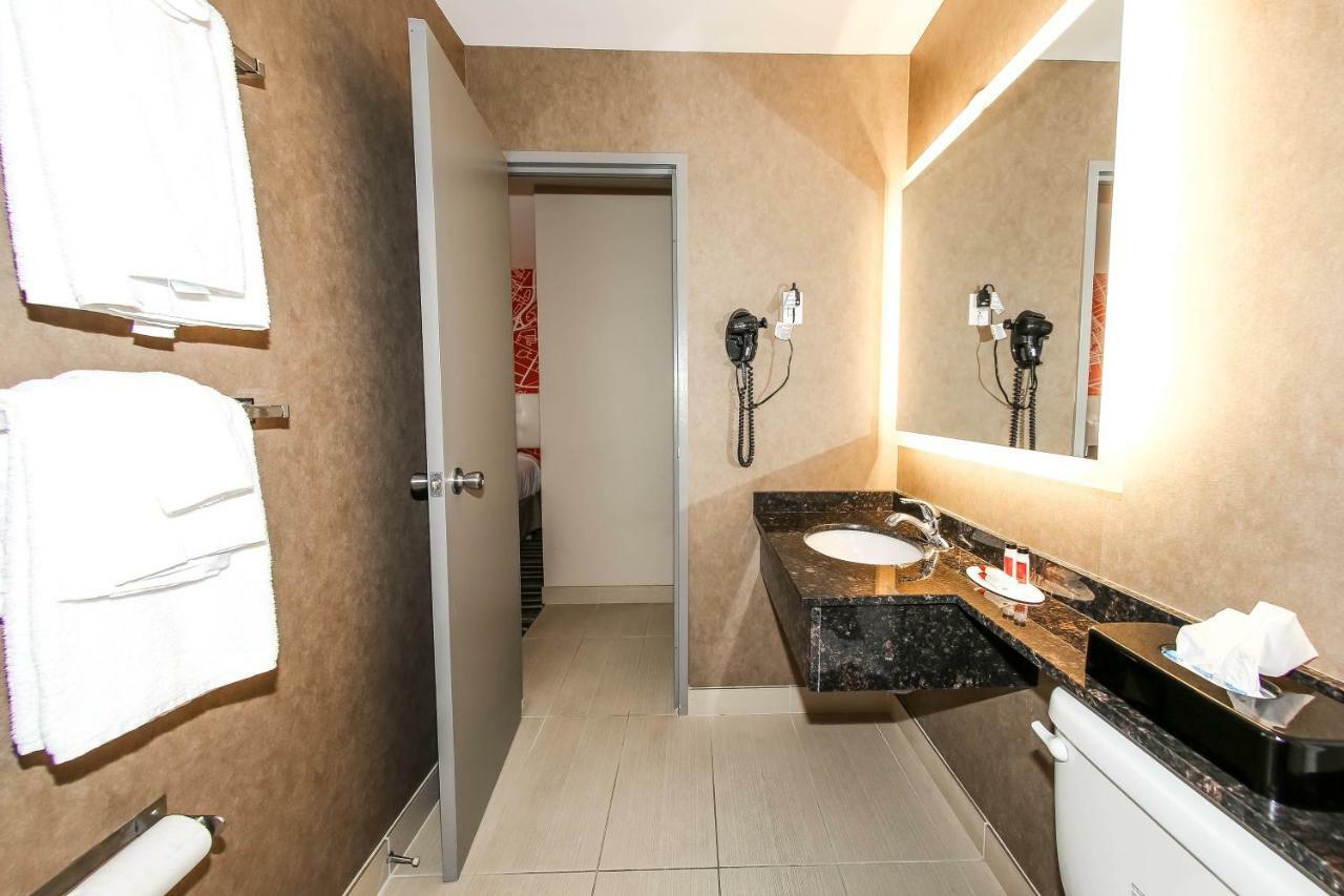 Howard Johnson By Wyndham Winnipeg West Exteriör bild