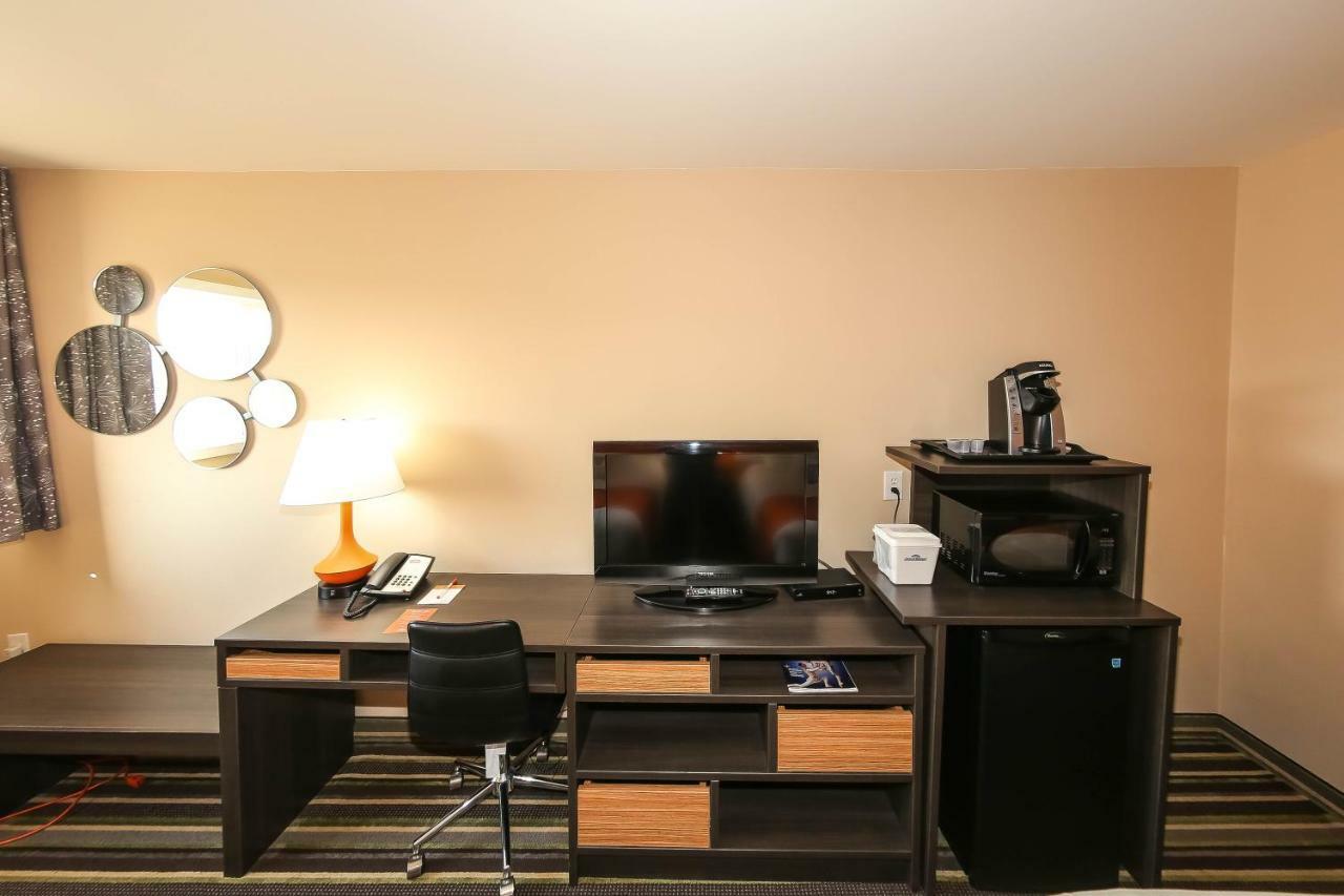 Howard Johnson By Wyndham Winnipeg West Exteriör bild