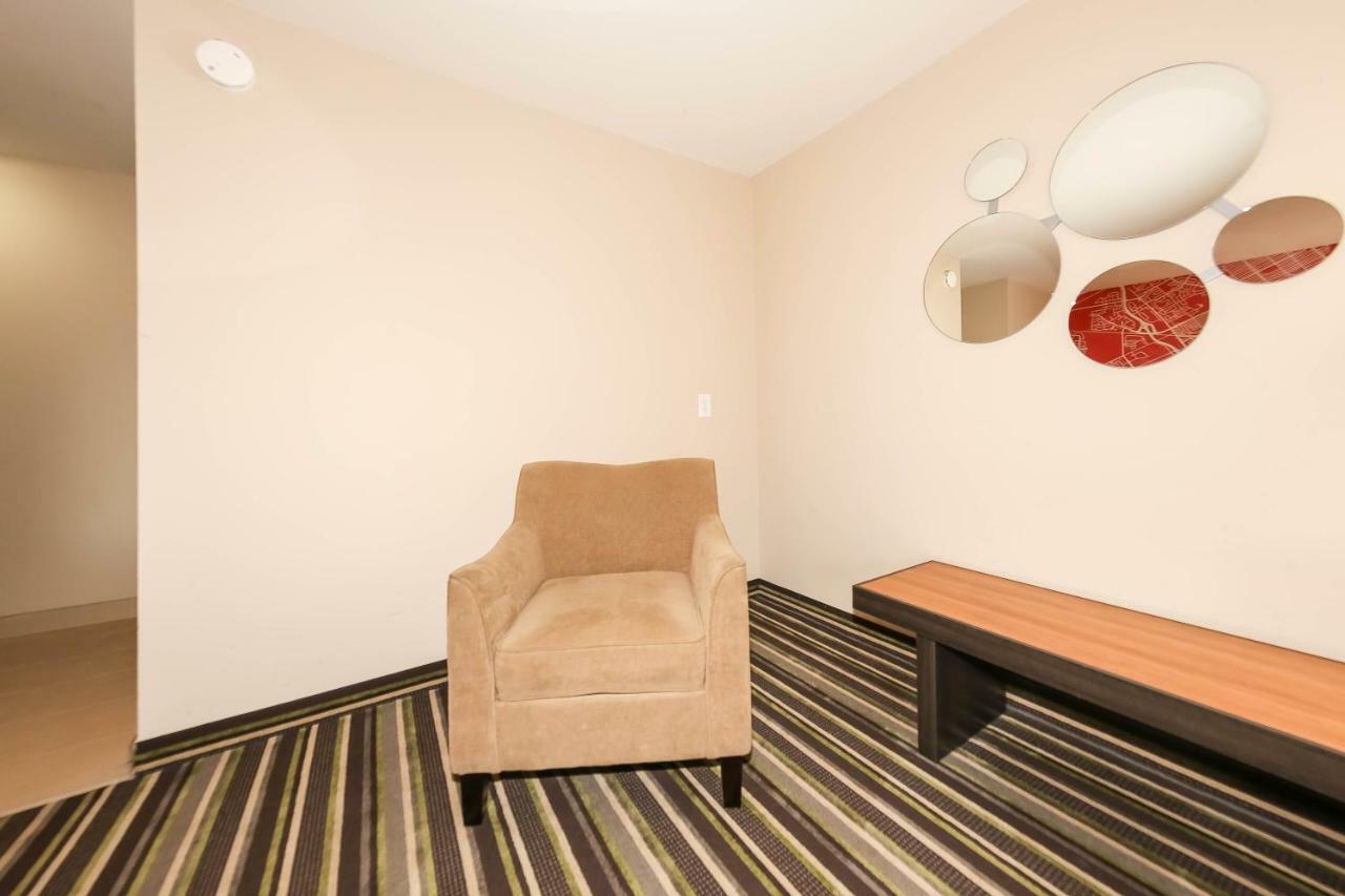 Howard Johnson By Wyndham Winnipeg West Exteriör bild