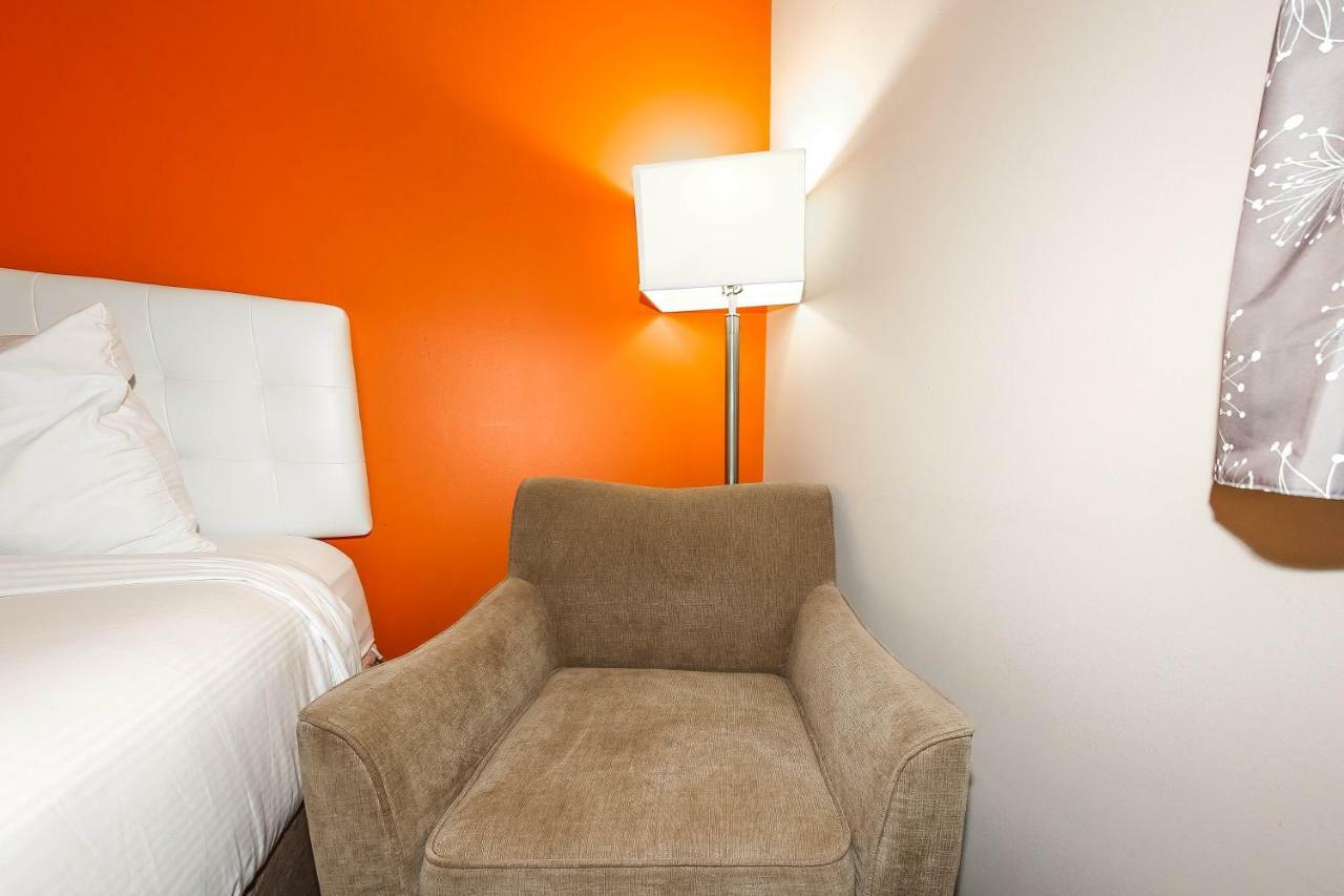Howard Johnson By Wyndham Winnipeg West Exteriör bild