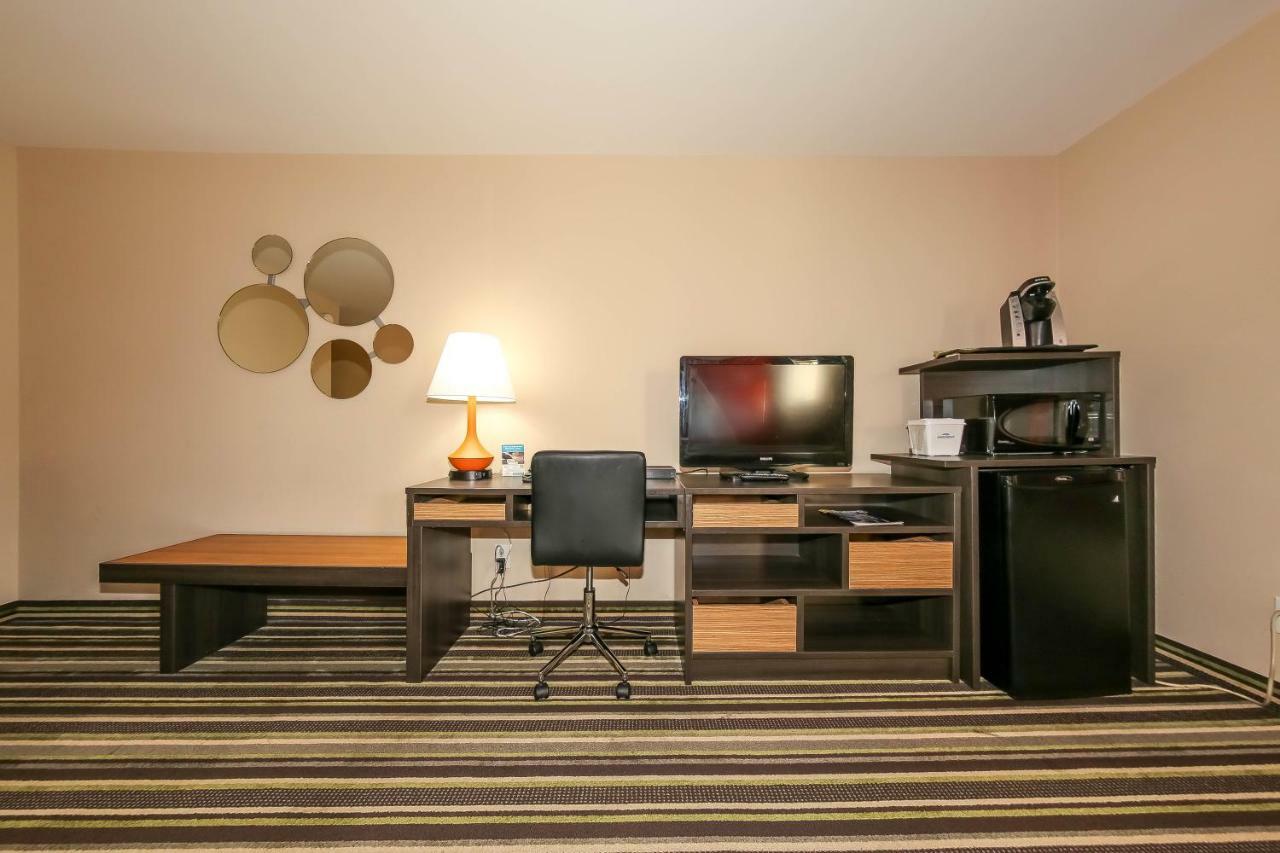 Howard Johnson By Wyndham Winnipeg West Exteriör bild